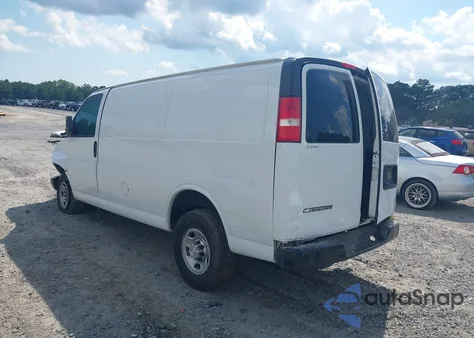 2019 Chevrolet Express 2500 Work Van z USA, uszkodzony, nr VIN 1GCWGAFP9K1150590
